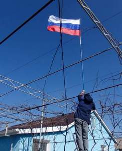 Россия - Мы поднимаем наш флаг - своего государства
